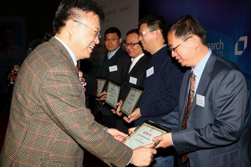 高文理事长颁奖(新闻用) 高文理事长颁奖(新闻用)